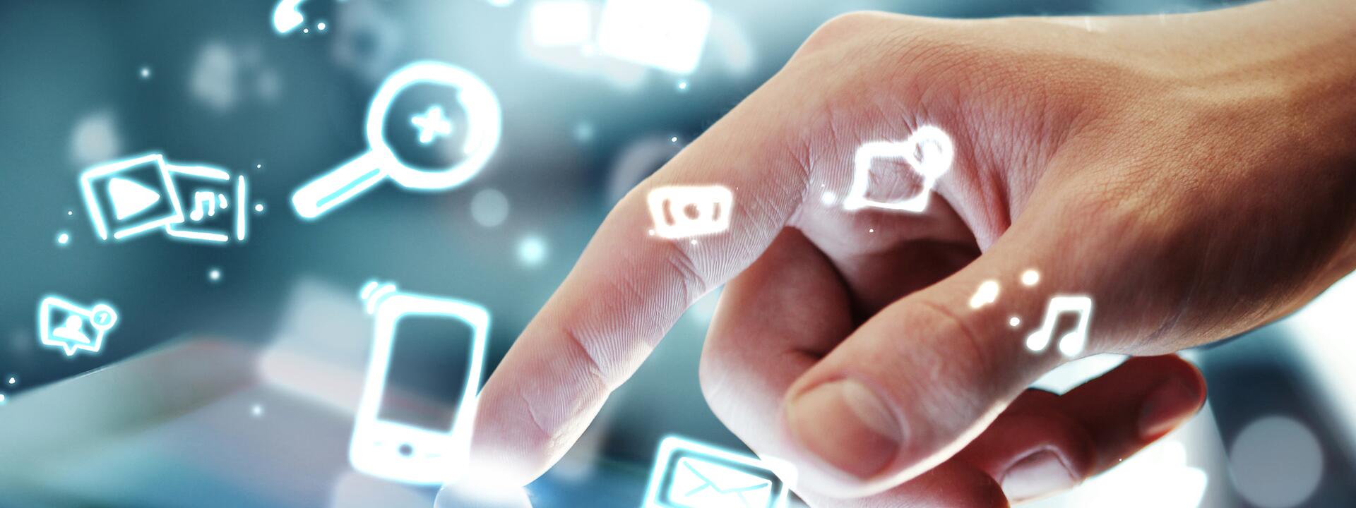 przykładowa grafika przedstawiająca dłoń w świecie online, cyberprzestrzeni