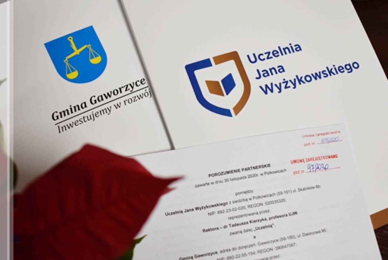 zdjęcie teczek Gminy Gaworzyce i Uczelni Jana Wyżykowskiego wraz z widocznym dokumentem porozumienia zawartego przez obie jednostki