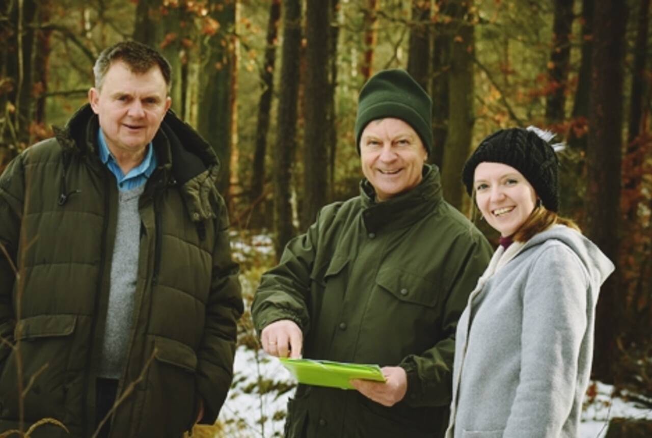 Na zdjęciu w lesie od lewej Józef Płocha, nadleśniczy Adam Grzelczak i Anna Gomułka.