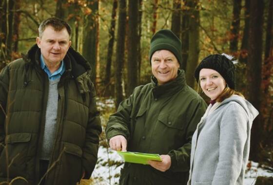 Na zdjęciu w lesie od lewej Józef Płocha, nadleśniczy Adam Grzelczak i Anna Gomułka.