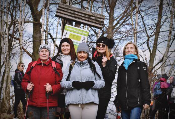 Zdjęcie kobiet na Górze Jana ze spaceru nordic walking po Wzgórzach Dalkowskich
