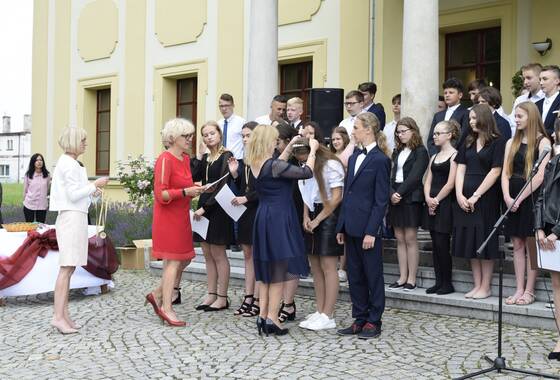  młodzież podczas zakończenia ósmej klasy odznaczenia za najlepsze wyniki 