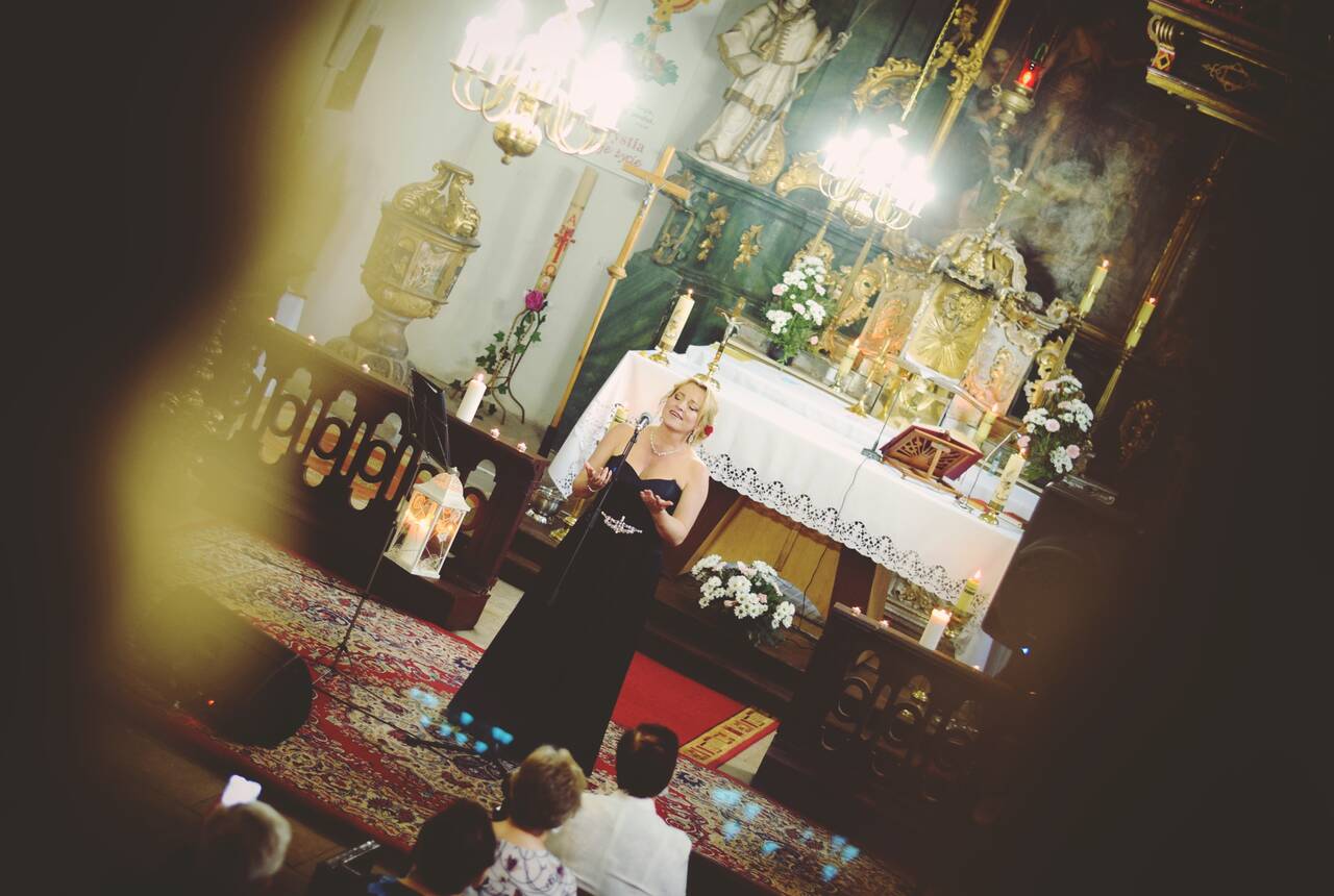 Pani śpiewająca w Kościele 