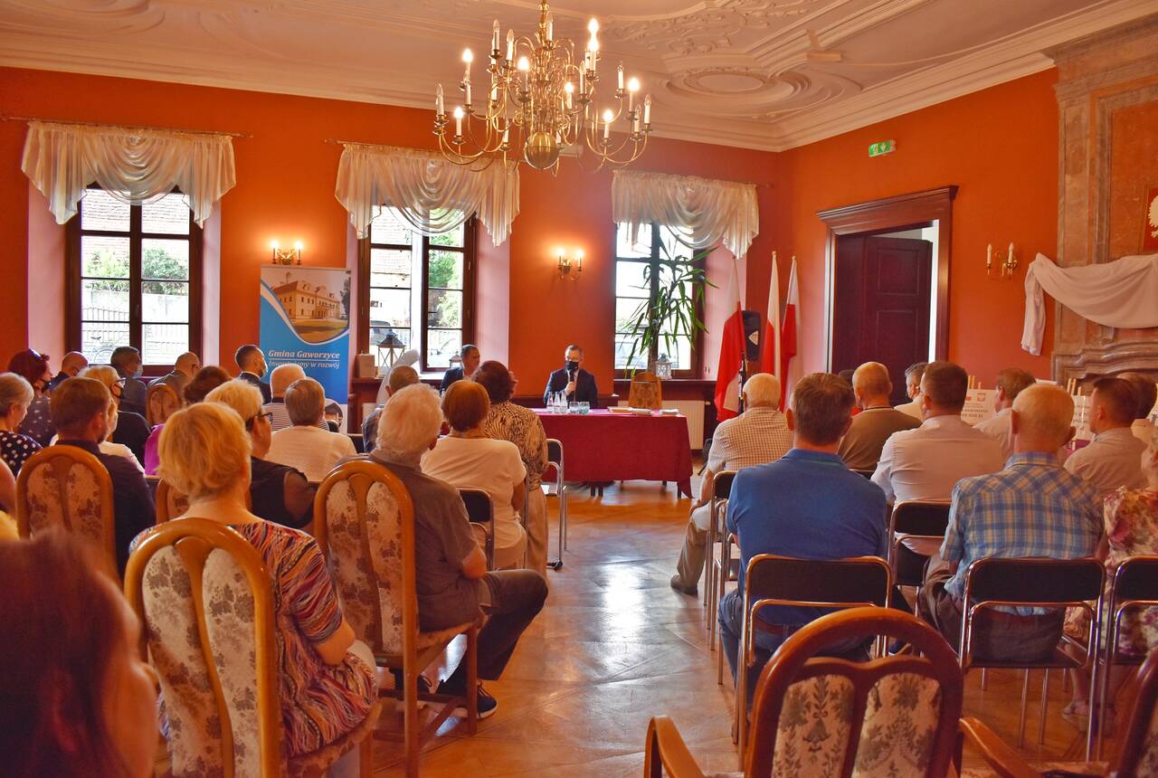 Zdjęcie mieszkańców gmiy podczas spotkania z politykiem Krzysztofem Kubow