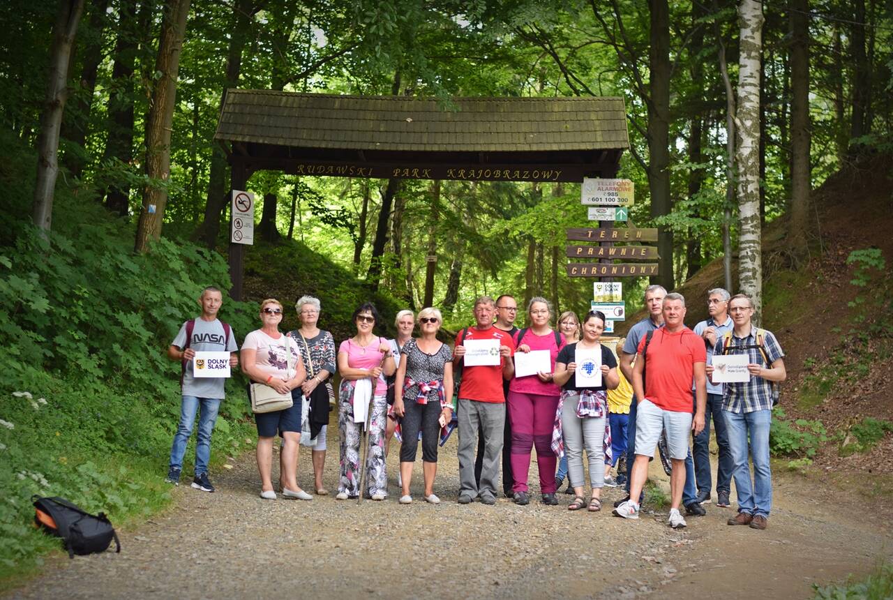 Grupowe zdjęcie osób przy wejściu do parku krajobrazowego 