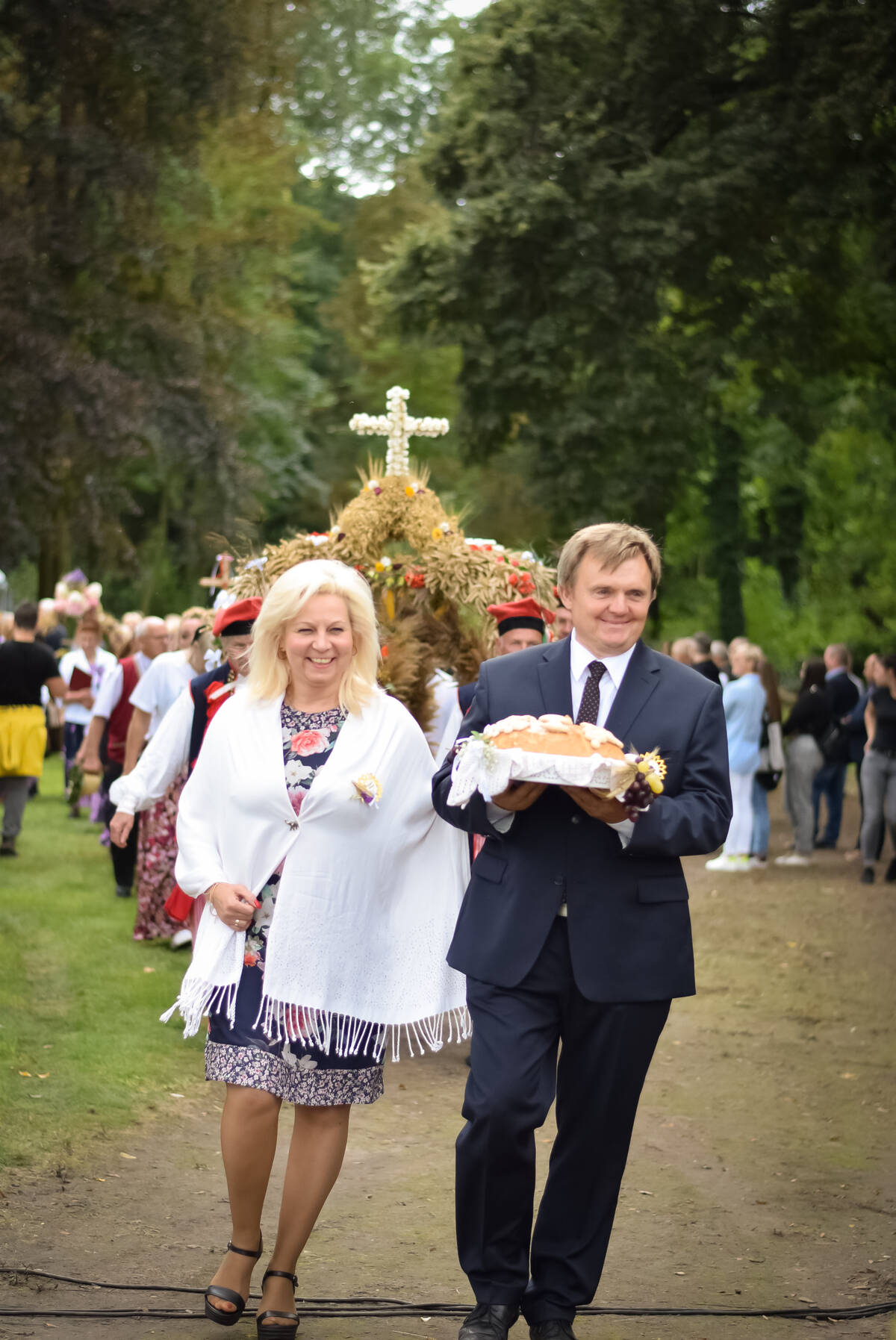 starości dożynek prowadzą korowód