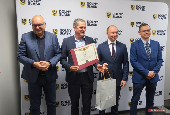 Zdjęcie wójta i trzech mężczyzn przy obieraniu nagrody z Dolny Śląsk