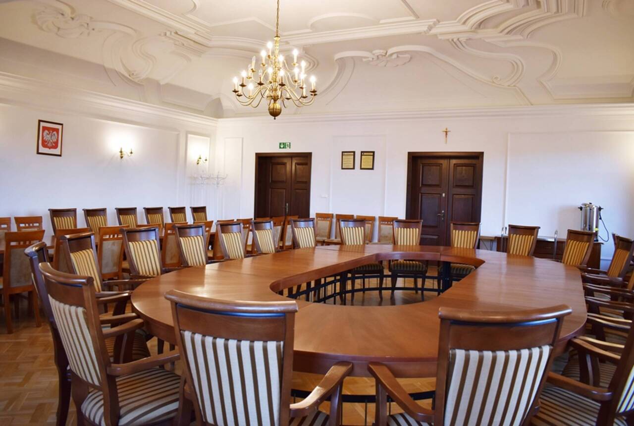 Przykładowe zdjęcie stoły obrad