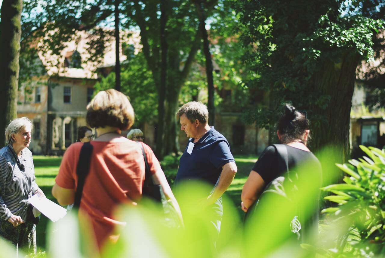 zdjęcie grupy osób stpjących tyłem 