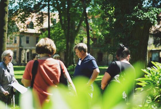 zdjęcie grupy osób stpjących tyłem 