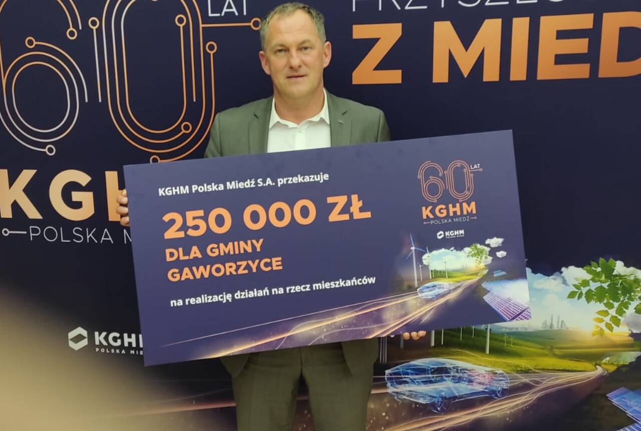 wójt z czekiem na 250 tysięcy 