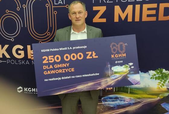 wójt z czekiem na 250 tysięcy 