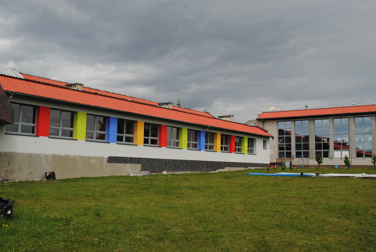 Zdjęcie przedstawia budynek szkoły w Gaworzycach w trakcie remontu.