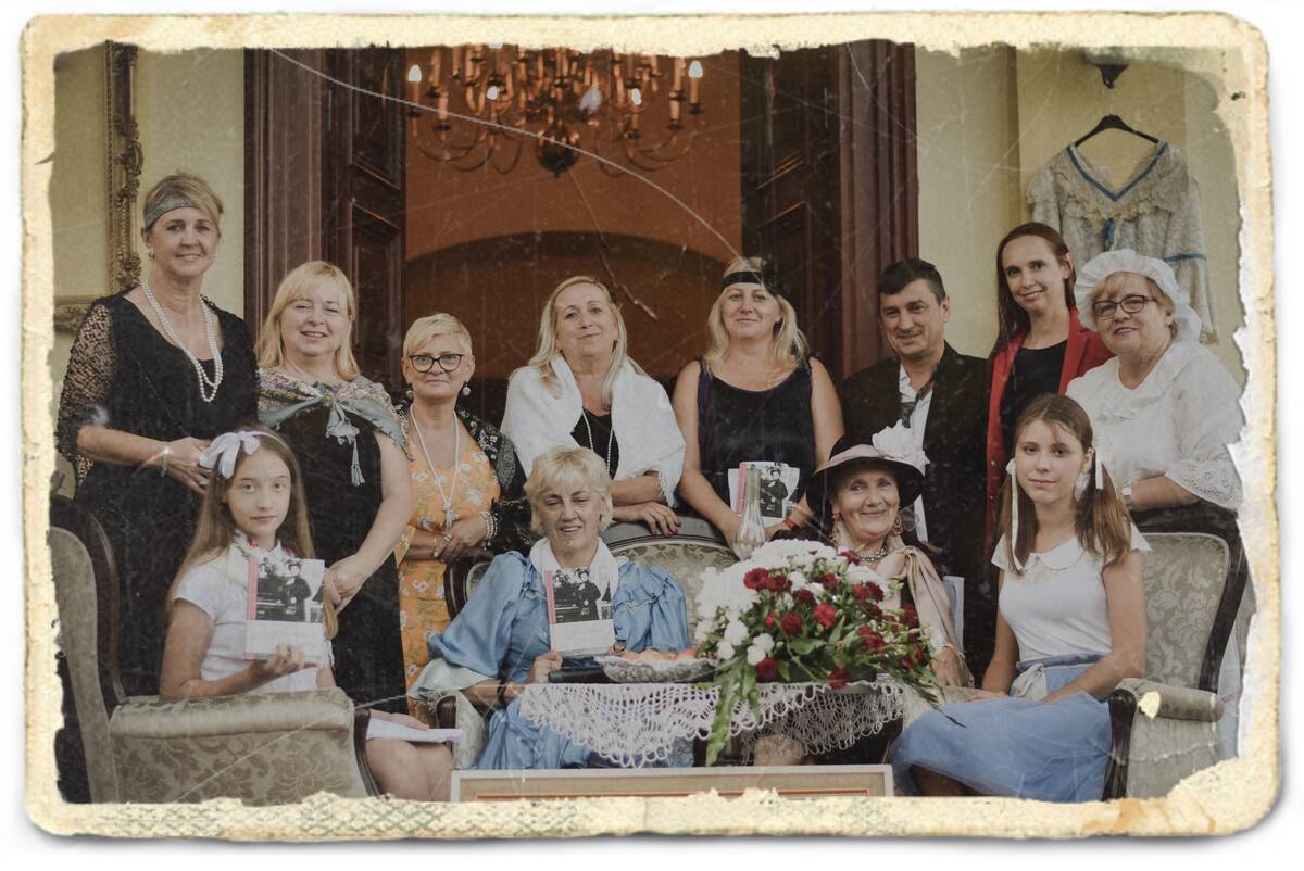 Grupa osób na czytaniu narodowym