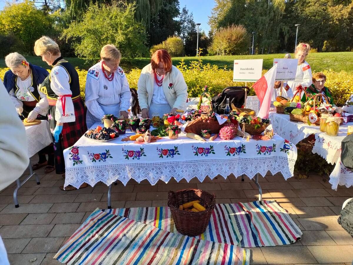 Zdjęcie stoiska z potrawami bukowińskimi 
