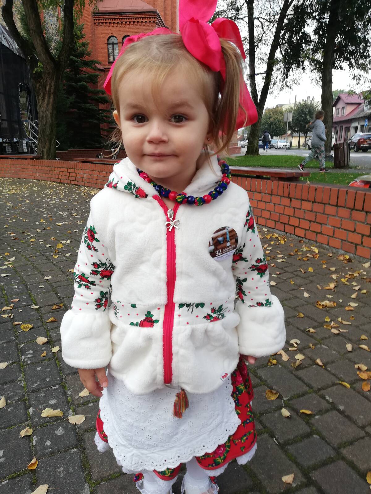 Mała dziewczynka w stroju góralskim 