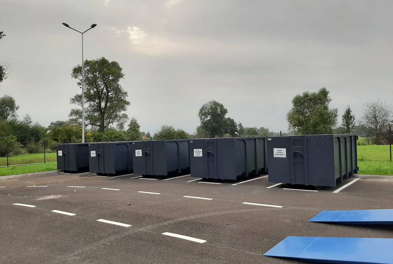 Zdjęcie przedstawia centralny PSZOK w Radwanicach - widok na kontenery