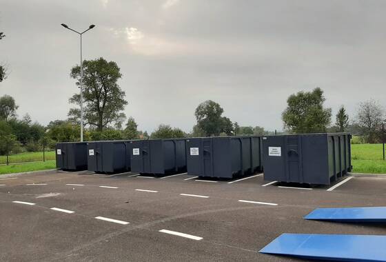 Zdjęcie przedstawia centralny PSZOK w Radwanicach - widok na kontenery