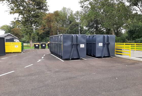 Zdjęcie przedstawia centralny PSZOK w Radwanicach - widok na kontenery