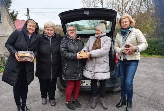 Kobiety podczas akcji charytatywnej na rzecz pogorzelców 