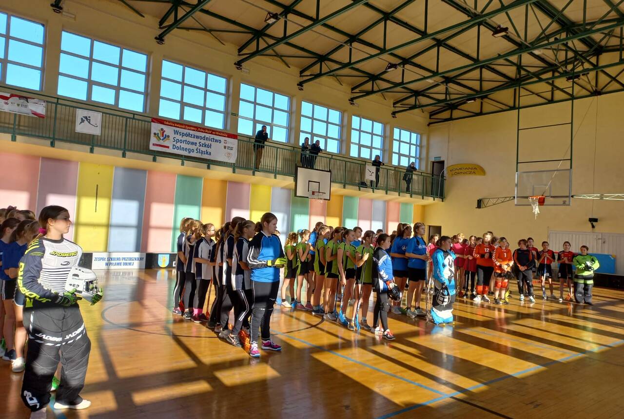 Dryżyny dziewcząt grających w unihokeja 