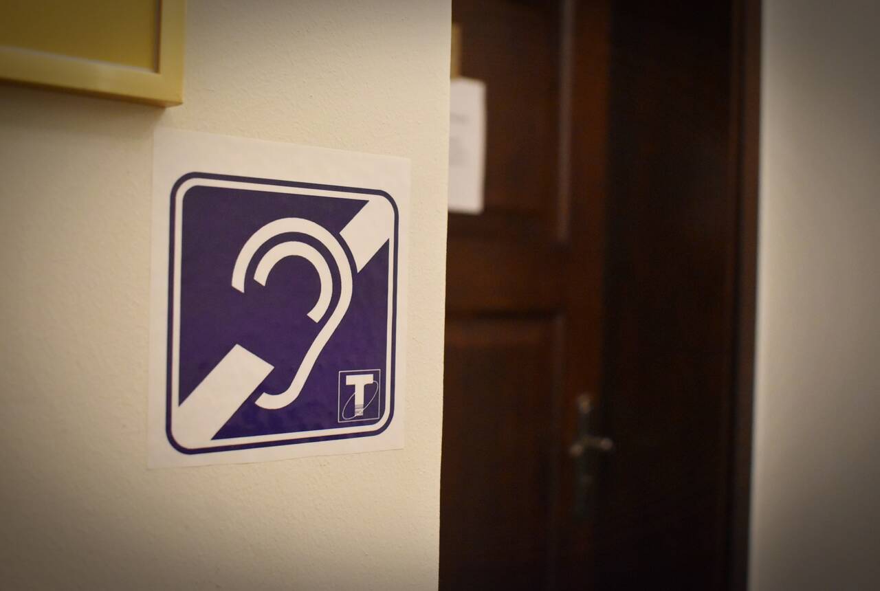 Zdjęcie wykonane przed wejściem do Sekretariatu Urzędu Gminy w Gaworzycach, informujące o działającej tutaj pętli indukcyjnej.