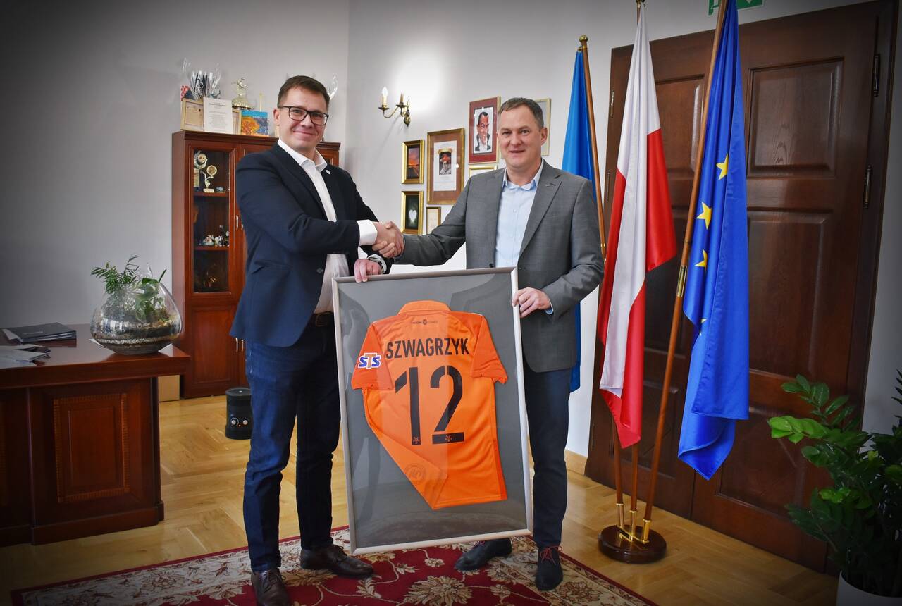 Pan wójt- Jacek Szwagrzyk odbiera symboliczną koszulkę Zagłebia Lubin od Prezesa Klubu