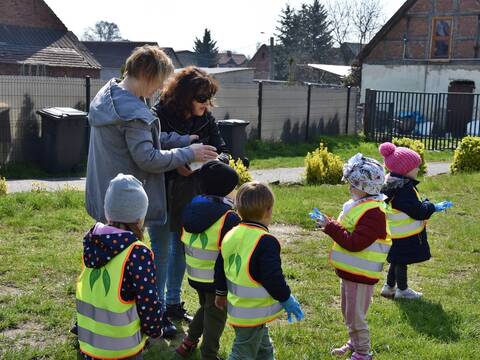 Sprzątali dla Polski - Przedszkolaki wzięły udział w ogólnopolskiej akcji - 5