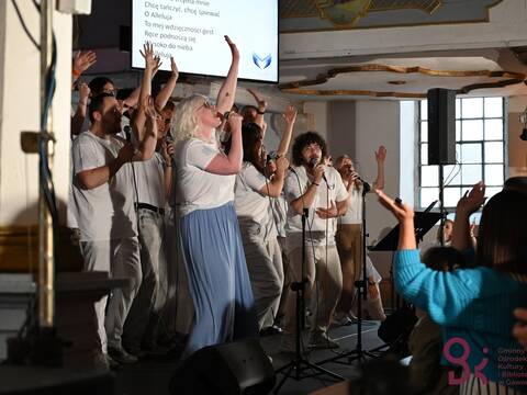 Koncert Chóru „Skrzydła” w Gaworzycach. Muzyka, wzruszenie i gest solidarności dla Antosia - 10