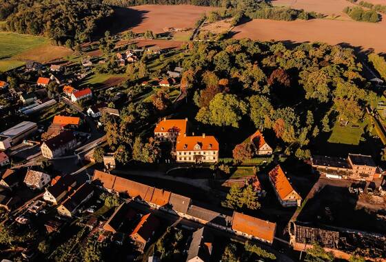 zdjęcie drona przedstawiające miejscowość Dalków, widać park