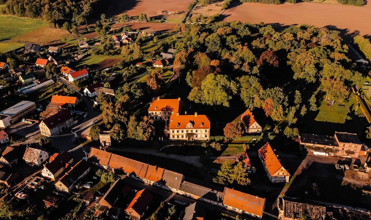 zdjęcie drona przedstawiające miejscowość Dalków, widać park