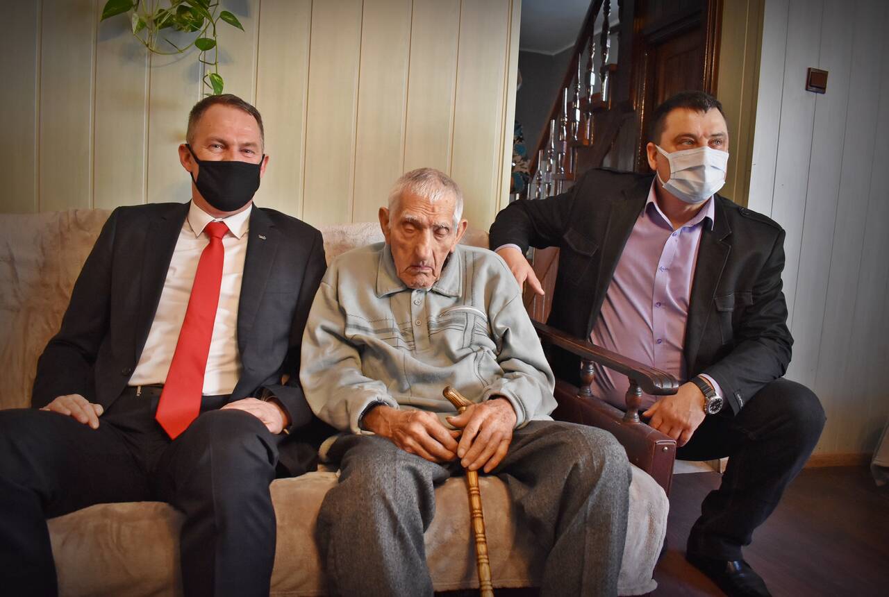 Zdjęcie z setnej rocznicy urodzin pana Alojzego Pysz - na zdjęciu od lewej: Jacek Szwagrzyk, Alojzy Pysz, Edward Białek