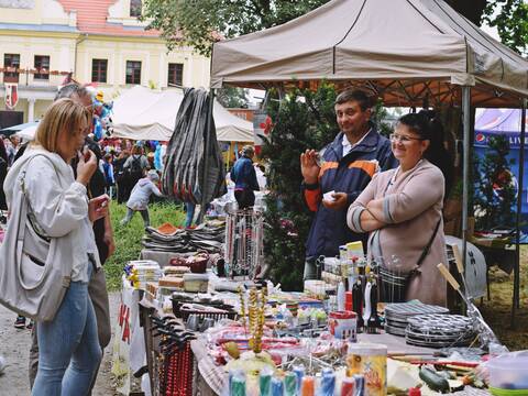 Gaworzycki Jarmark Kupiecki - widok na alejkę kupiecką