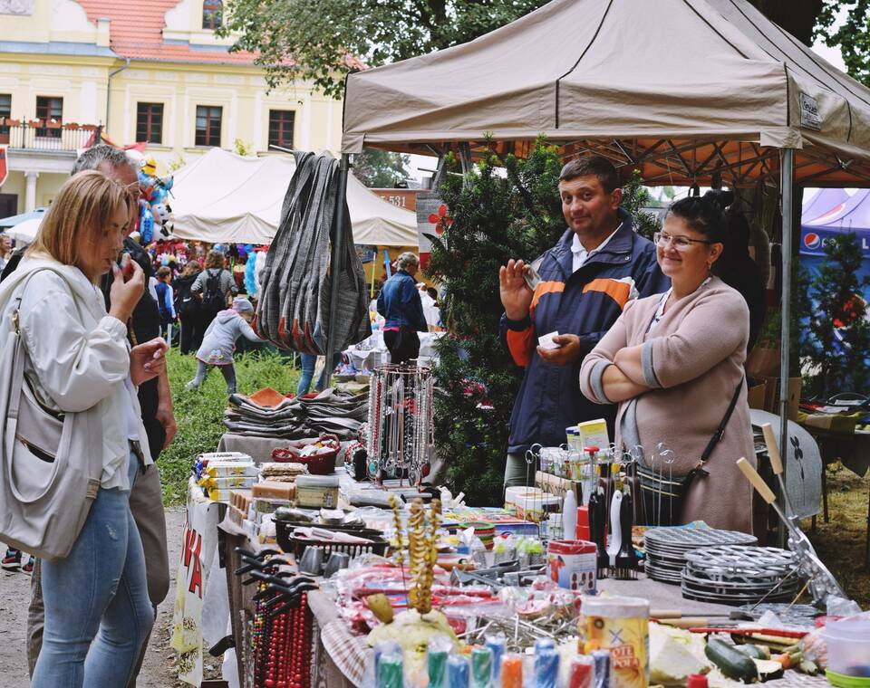 Gaworzycki Jarmark Kupiecki - widok na alejkę kupiecką