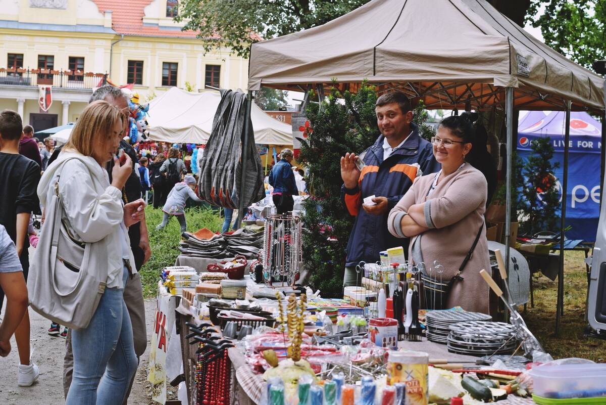 Gaworzycki Jarmark Kupiecki - widok na alejkę kupiecką