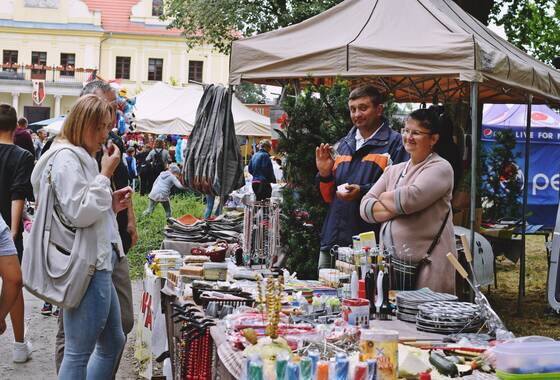 Gaworzycki Jarmark Kupiecki - widok na alejkę kupiecką