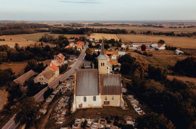 widok z lotu ptaka na kościół w kurowie