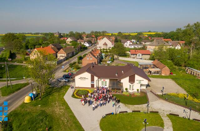 widok z lotu ptaka na świetlicę w Wierzchowicach