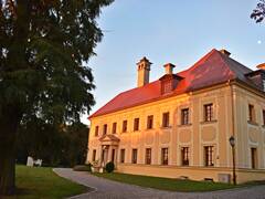 pałac w gaworzycach - siedziba urzędu. widok z zewnątrz