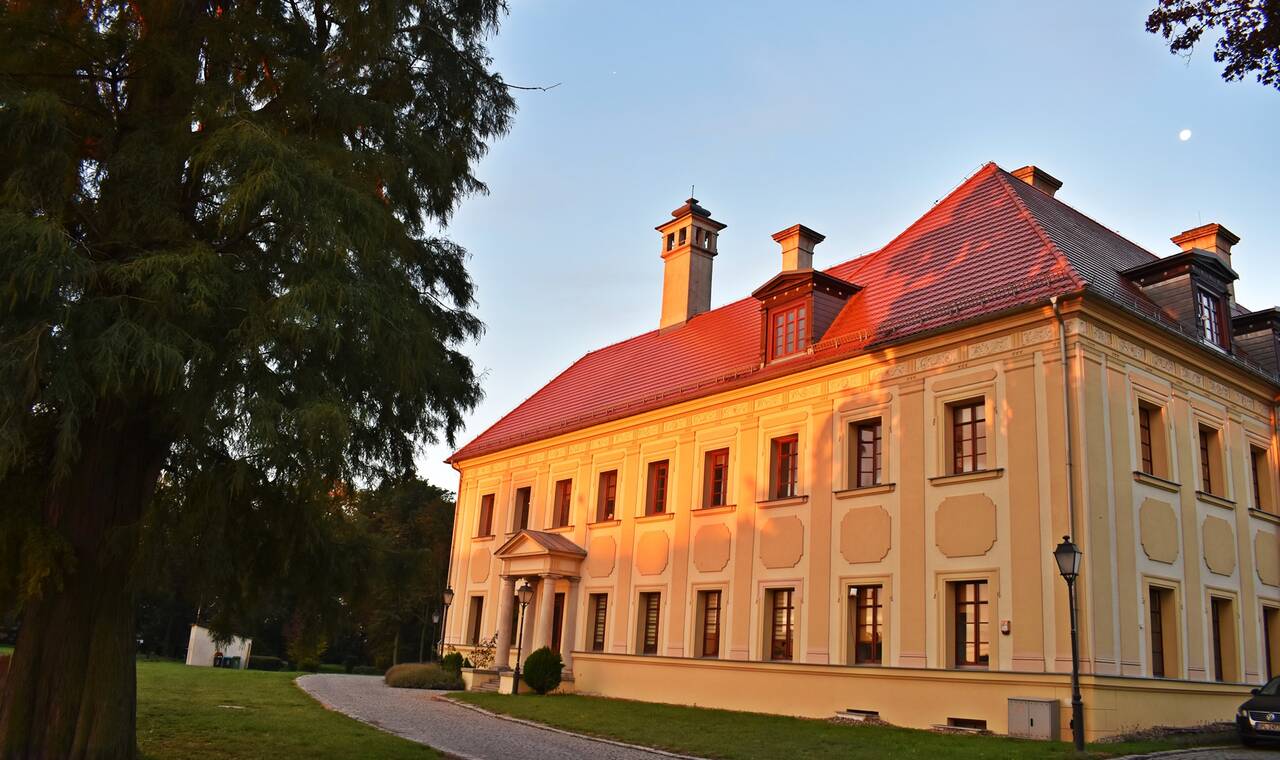 pałac w gaworzycach - siedziba urzędu. widok z zewnątrz