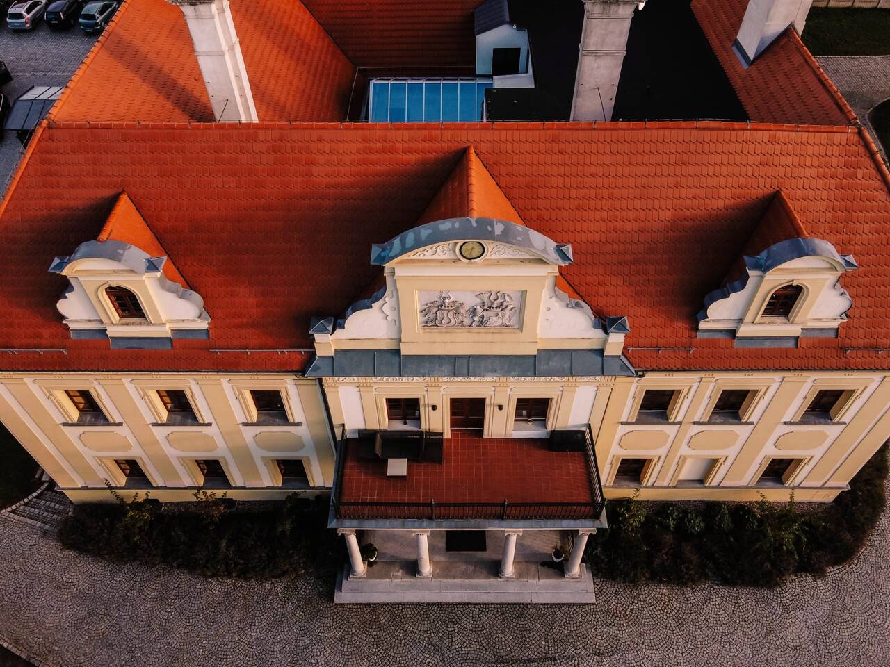 widok na balkon pałacu w gaworzycach