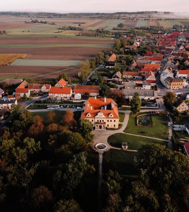 pałac w Gaworzycach z daleka