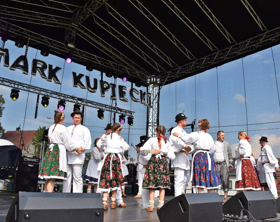 Zespół Dawidenka na scenie podczas Jarmarku Kupieckiego