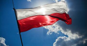 flaga Polski na błęktnym niebie