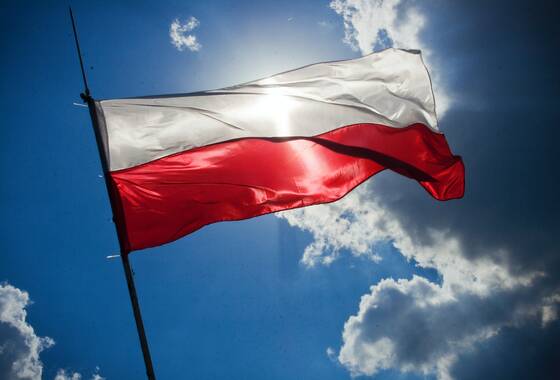 flaga Polski na błęktnym niebie