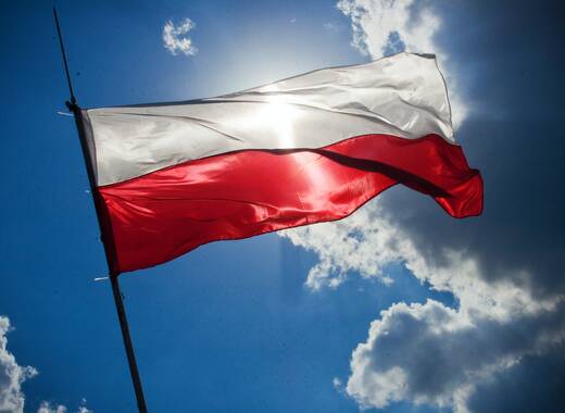flaga Polski na błęktnym niebie