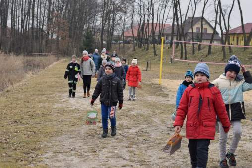 Szukanie czekoladowych jajeczek w Kłobuczynie