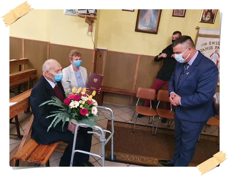 Na zdjęciu Jubilat oraz Pan Edward Białek - Przewodniczący Rady.