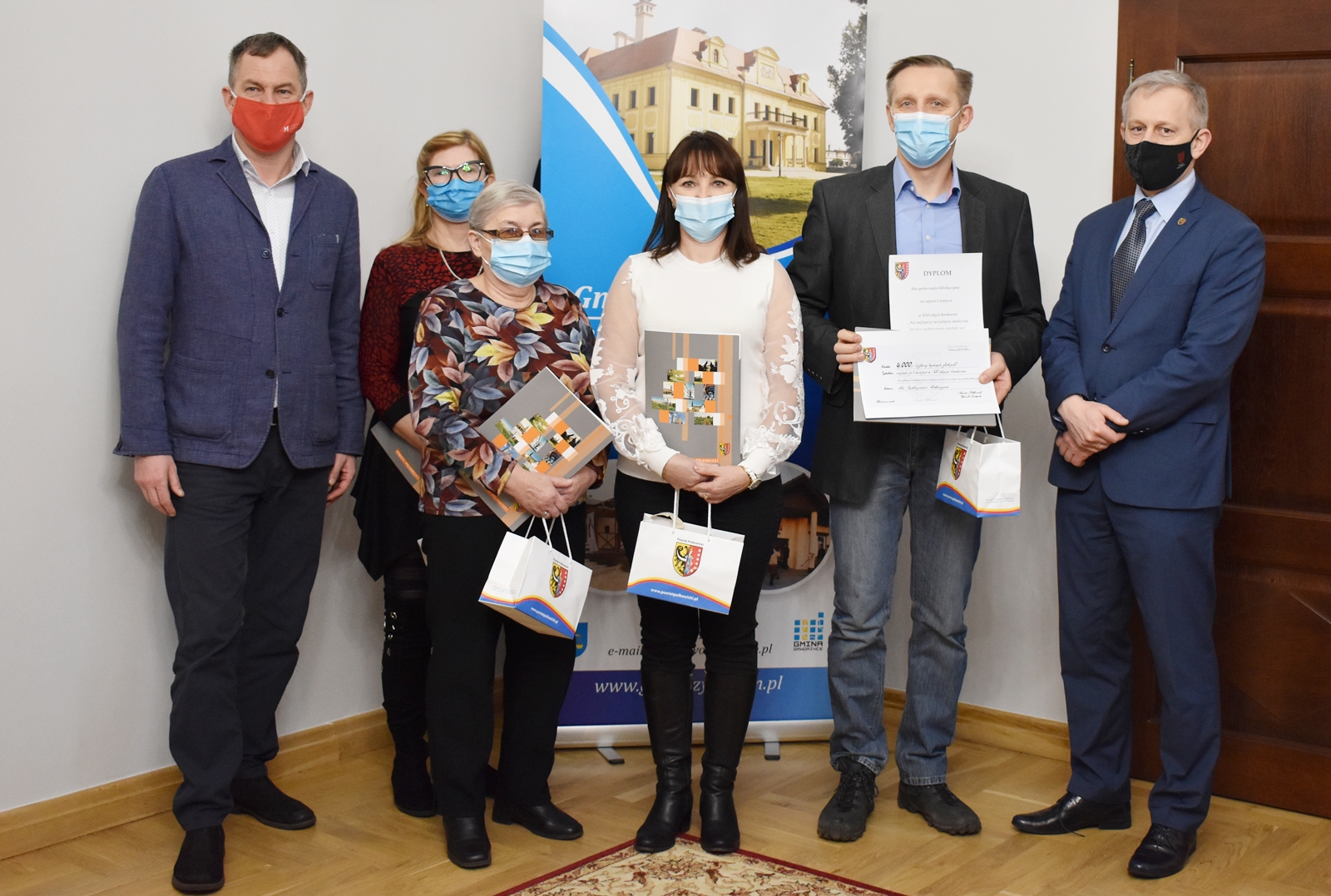 Laureaci konkursu z terenu Gminy Gaworzyce wraz ze Starostą Powiatu oraz Wójtem Gminy