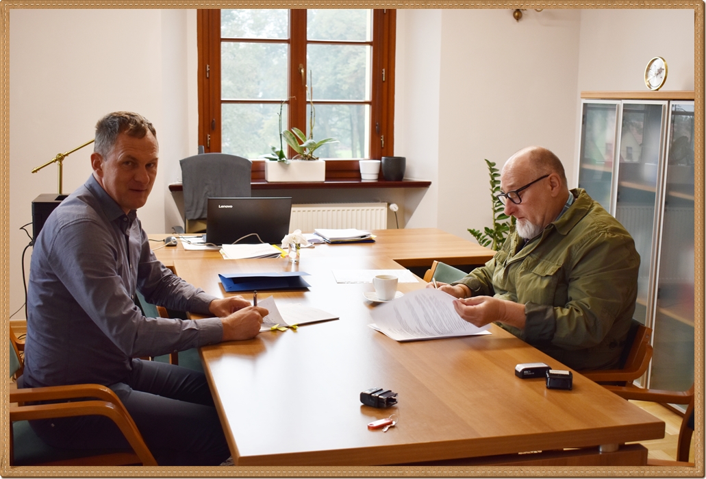 Zdjęcie z podpisania umowy. Po lewej stronie widać Wójta Gminy Gaworzyce - Jacka Szwagrzyka, po prawej - Pana Ksawerego Kossowskiego z firmy PBD Sp. z o.o. 
